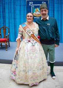 Intercambio de fotografías con la Fallera Mayor de Valencia en el Palau de l'Exposició